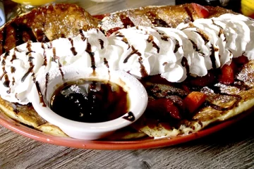 Short stack with Chocolate chips. Served with Chocolate sauce, Strawberries, Whipped Cream, and Powdered sugar.