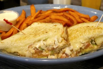 Sandiwch with Jack cheese, Tomatoes, Real Crab, Avocado, and Prawns.Served on grilled Sourdough.